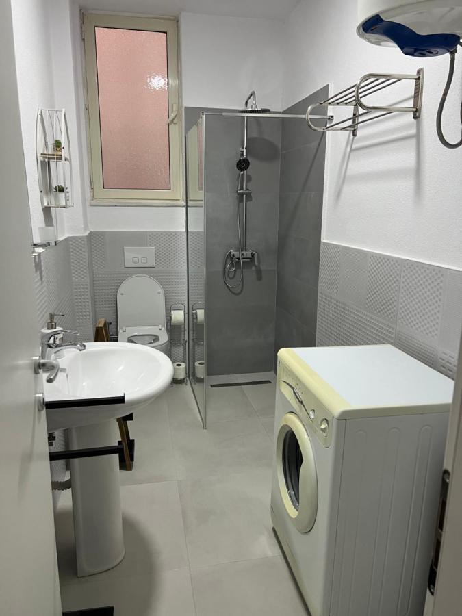 Freskia * Golem (Tirana)